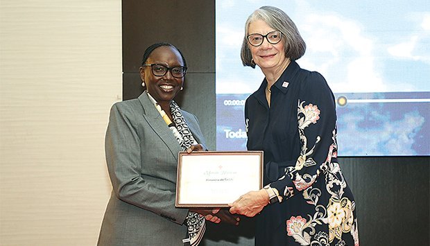 Read more about the article Ministério da Saúde distinguido pelo contributo à Cruz Vermelha