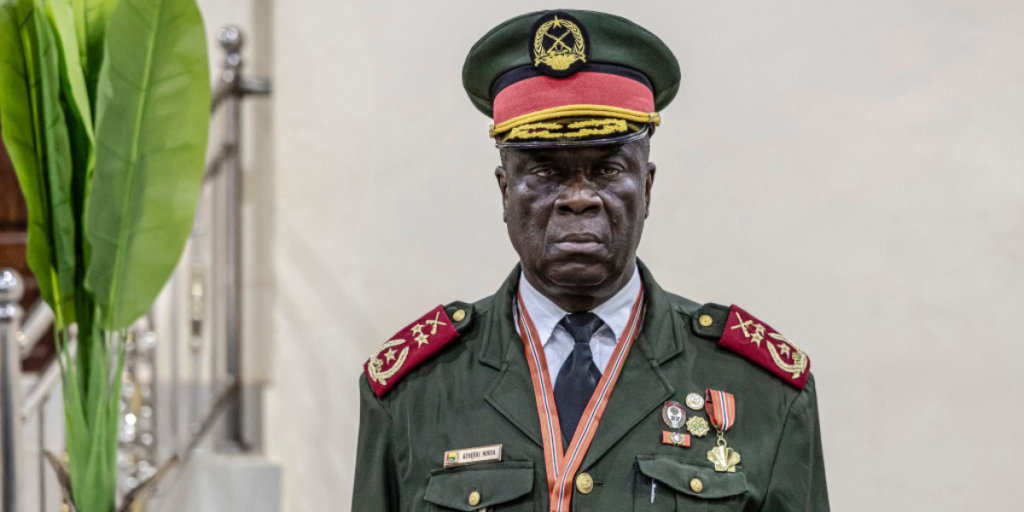 Read more about the article Presidente da Guiné-Bissau promove-se a general de exército através de decreto assinado por si próprio