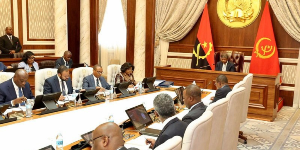 Read more about the article Estado angolano emprega quase 895 mil agentes e destina 5,1 biliões de kwanzas à massa salarial em 2026